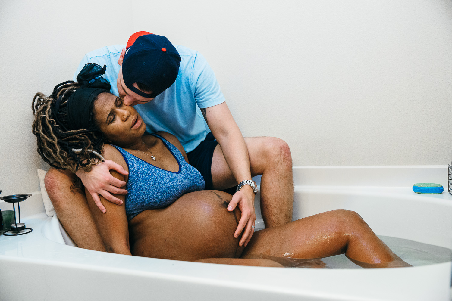 mother laboring in tub