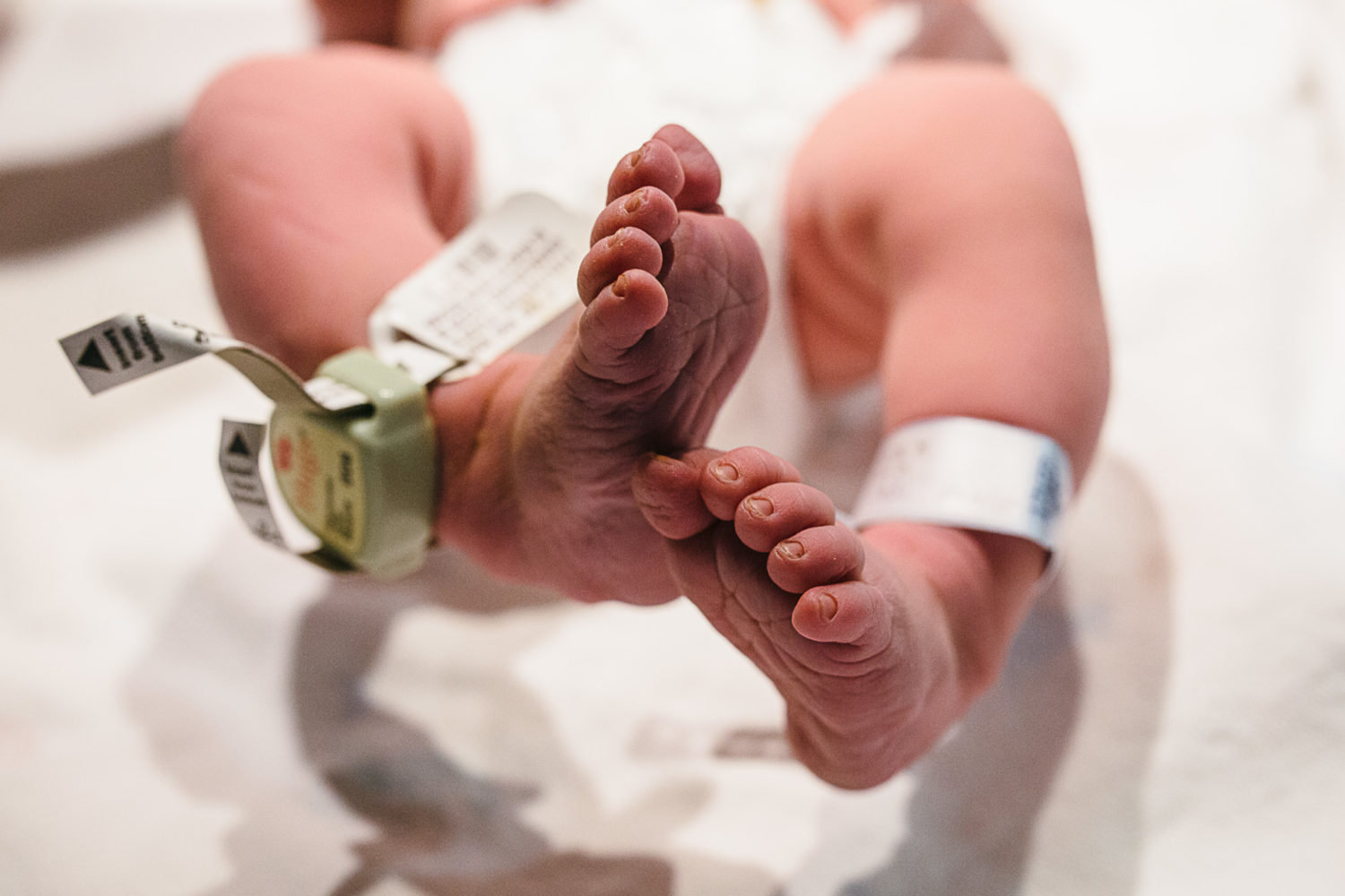 newborn baby feet in hospital